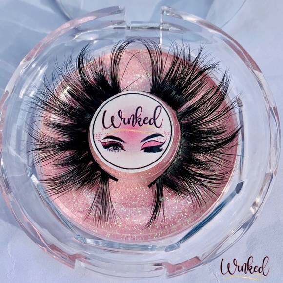 Profile Picture of Alexis Womack (@winkedlashes) on Poshmark