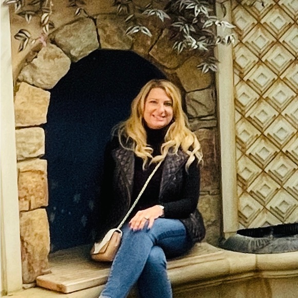 Profile Picture of Kathy Umpleby (@kathyu25) on Poshmark