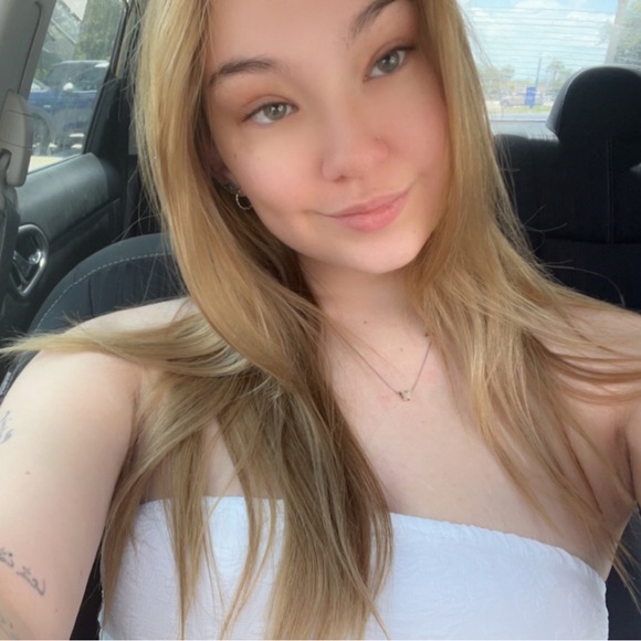 Profile Picture of Carlee Dillow (@carleecmd) on Poshmark