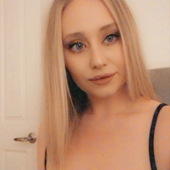 Profile Picture of Andrea Honea (@andieroo32) on Poshmark