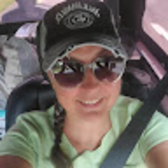 Profile Picture of Lori Sauselein (@lorisaus) on Poshmark