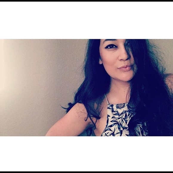 Profile Picture of Sara Conway (@conwaywears) on Poshmark