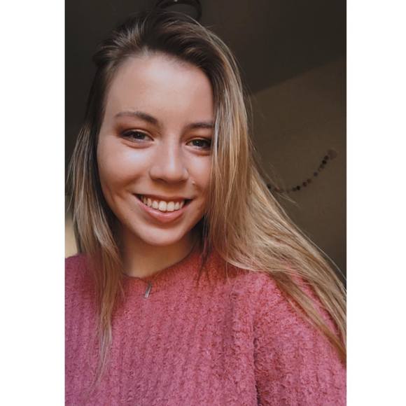 Profile Picture of Mia Operta (@moperta97) on Poshmark