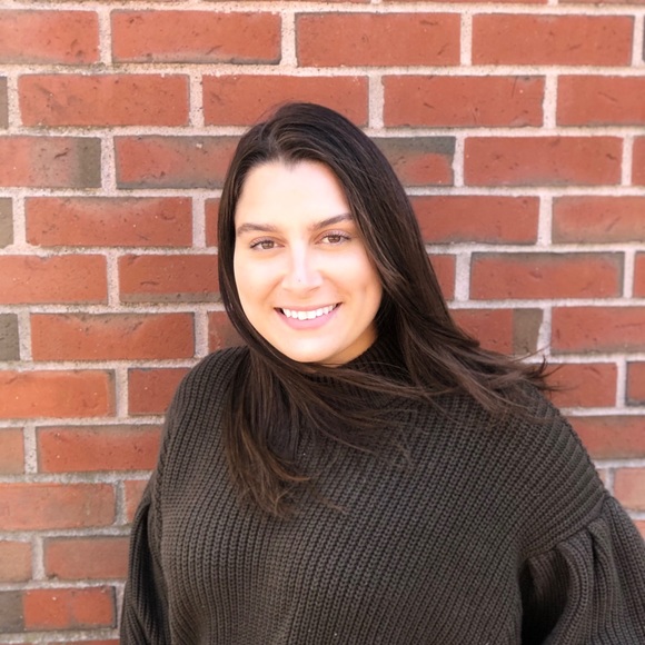 Profile Picture of Sydney Bloomstein (@sydneyr0se14) on Poshmark