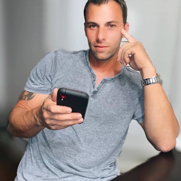 Profile Picture of Matthew Holland (@lorenzo8433) on Poshmark
