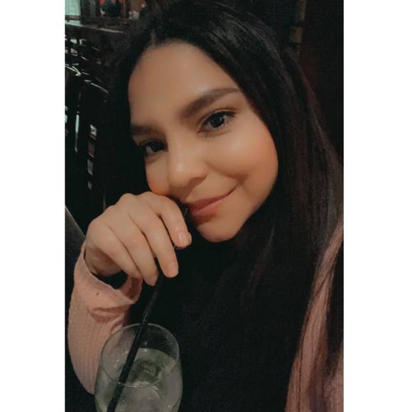 Profile Picture of Larissa Cordova (@laricordova) on Poshmark