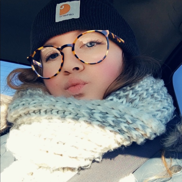 Profile Picture of Jena Passineau (@jenablake) on Poshmark