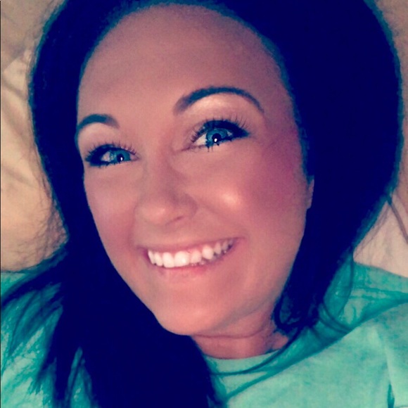 Profile Picture of Taylor Hanks (@taylorlynnhanks) on Poshmark