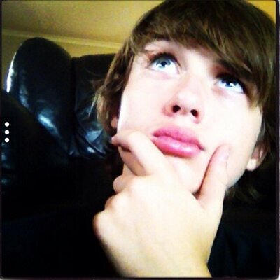 Profile Picture of Tom Holdsworth (@sirbubbles123) on Twitter