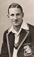 Profile Picture of Len Hutton - Wikipediaon Wikipedia