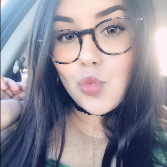 Profile Picture of Veronica Conmy (@veronicvv) on Poshmark