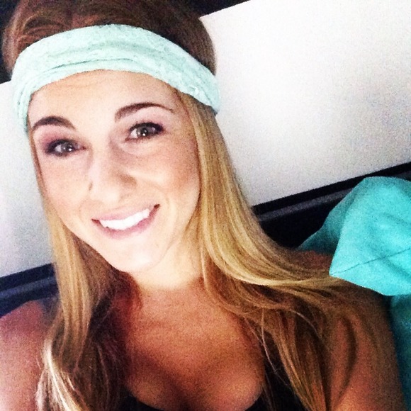 Profile Picture of Amanda Oravetz (@amandaoravetz) on Poshmark