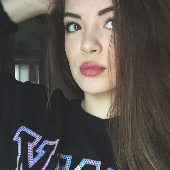 Profile Picture of Gia Berklund (@gmberk) on Poshmark