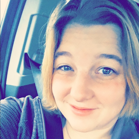 Profile Picture of Stephanie Duncan (@stephscloset13) on Poshmark