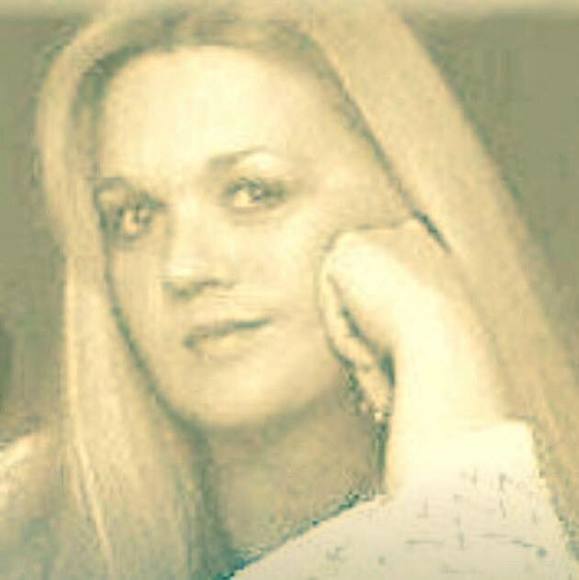 Profile Picture of Loreena Mckay (@loreenamckay) on Poshmark