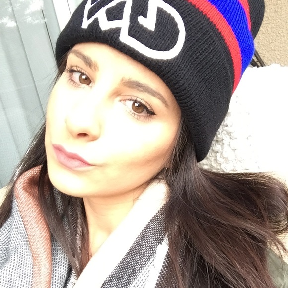 Profile Picture of Leyna Argyros (@_leyley_) on Poshmark