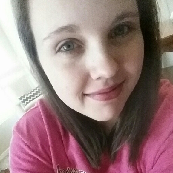 Profile Picture of Amanda Erickstad (@aevelync) on Poshmark