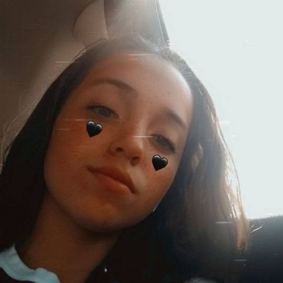 Profile Picture of Viviana Zambrano (@vivianazambr742) on Poshmark
