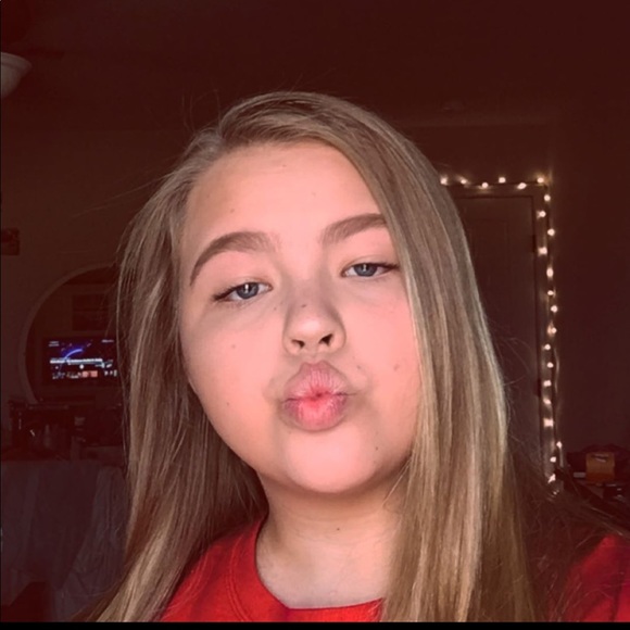 Profile Picture of Ashlyn Delongchamp (@ashlyn_nicole3) on Poshmark