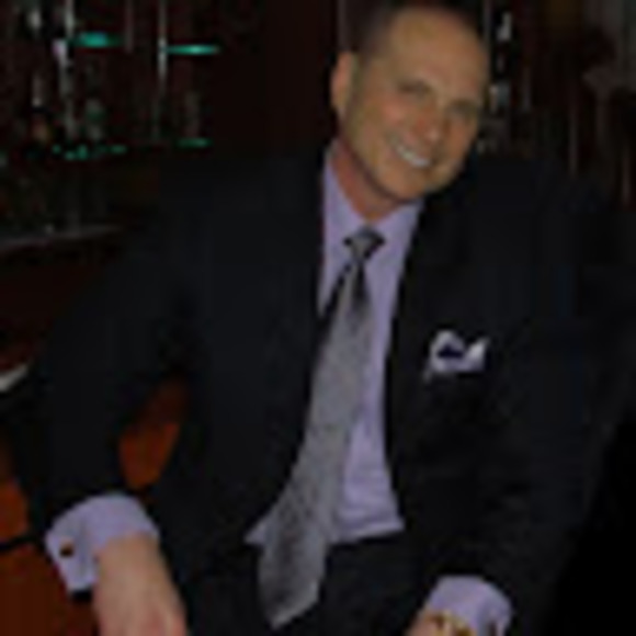 Profile Picture of James Mueller (@jamesmueller258) on Poshmark