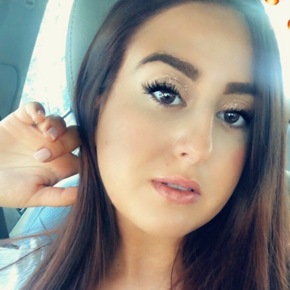 Profile Picture of Danielle Redman (@danielle_redman) on Poshmark