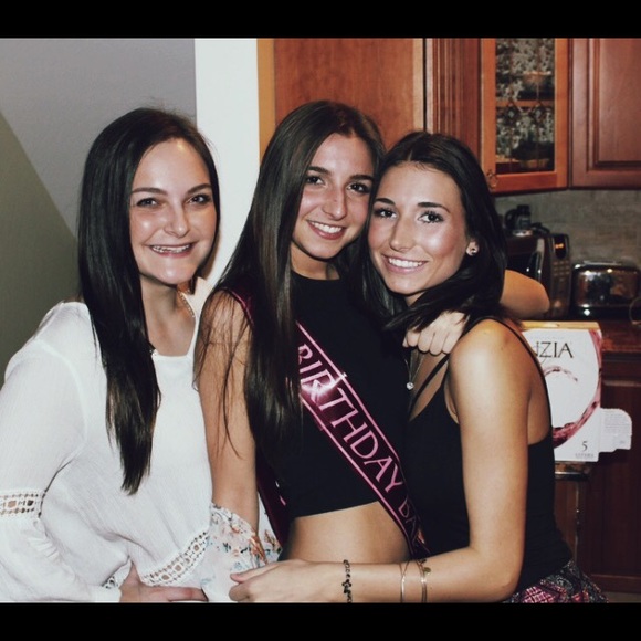 Profile Picture of Lisa Bicknell (@leesbicknell) on Poshmark