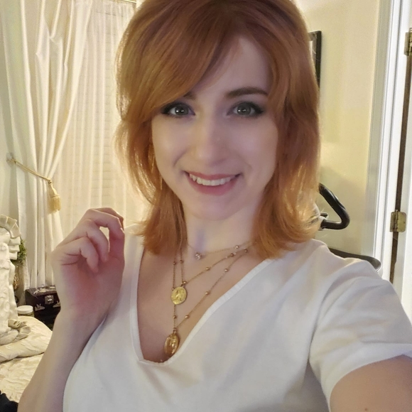 Profile Picture of Victoria Hoang (@victoriacash13) on Poshmark