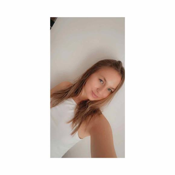 Profile Picture of Andréa Borowski (@borowski) on Poshmark