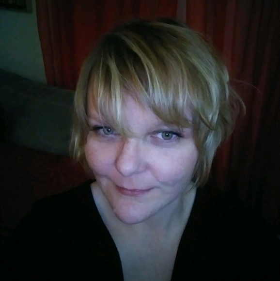 Profile Picture of Amber Quinn (@demistify33) on Poshmark