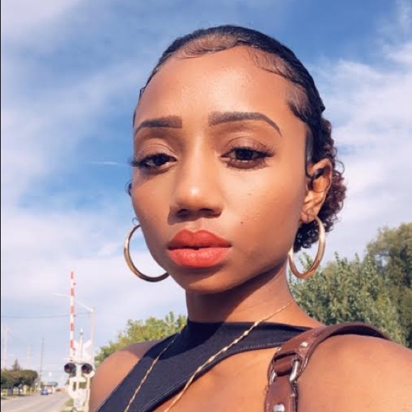Profile Picture of Alexia Marks (@lexii__321) on Poshmark
