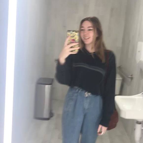 Profile Picture of Hannah Lorton (@hannahlorton) on Poshmark