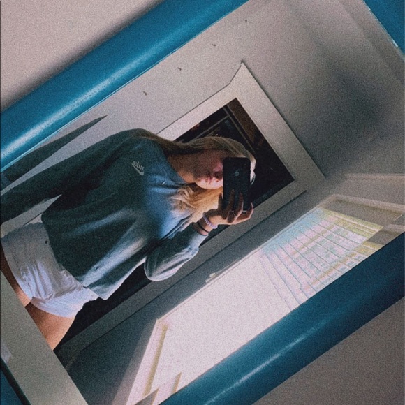Profile Picture of Alivia Vanschoiack (@avanschoiack) on Poshmark