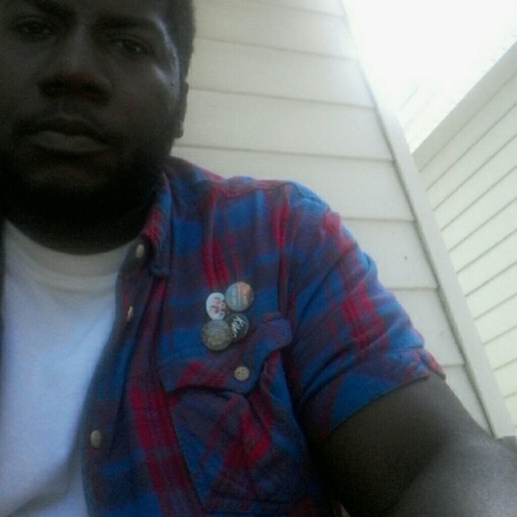 Profile Picture of Darrell Ray (@junejune89) on Poshmark