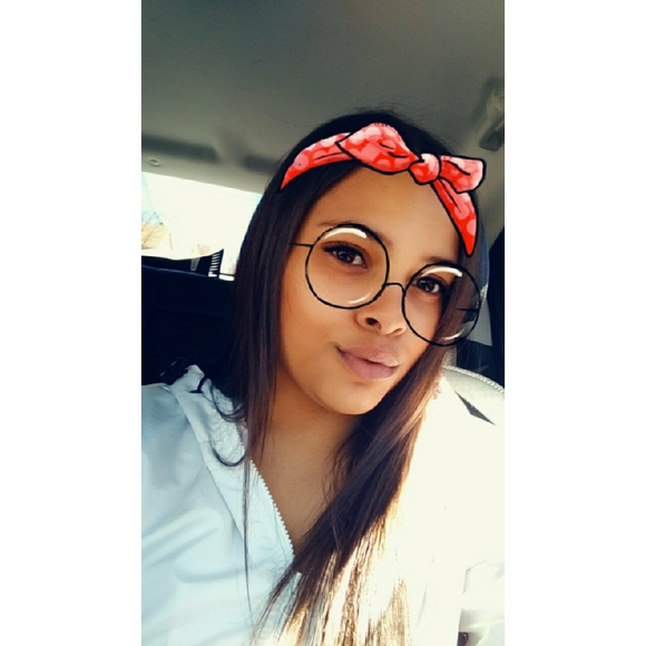 Profile Picture of Jessenia Kuzak (@sennimarie) on Poshmark