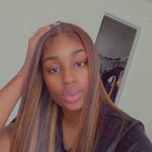 Profile Picture of Tamia Peterson (@tamiapeterso279) on Poshmark