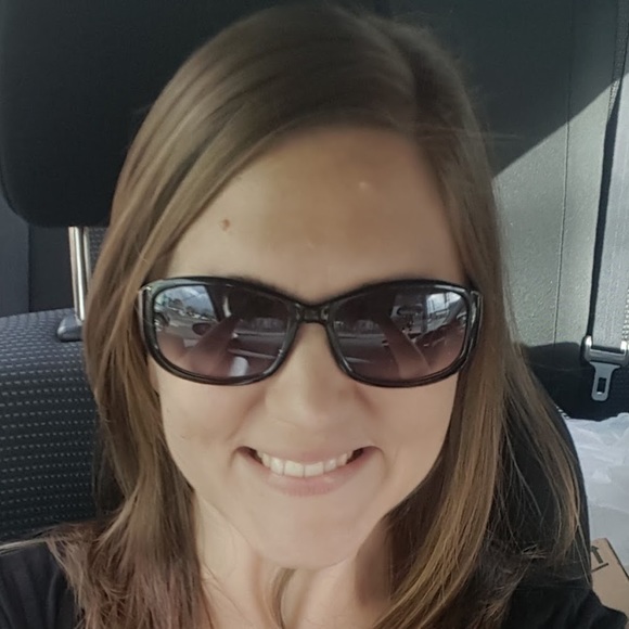 Profile Picture of Cortni Needles (@kokokaniela) on Poshmark