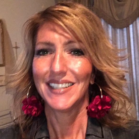 Profile Picture of Amy Ciucci (@choochbaby) on Poshmark