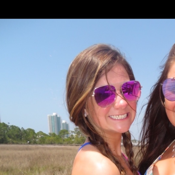 Profile Picture of Hanna Ray (@hannarayy9) on Poshmark