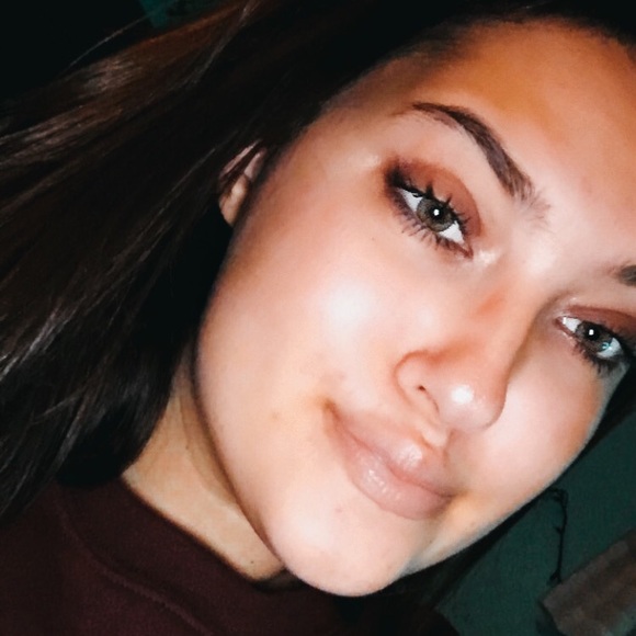 Profile Picture of Emily Michalski (@em71411) on Poshmark