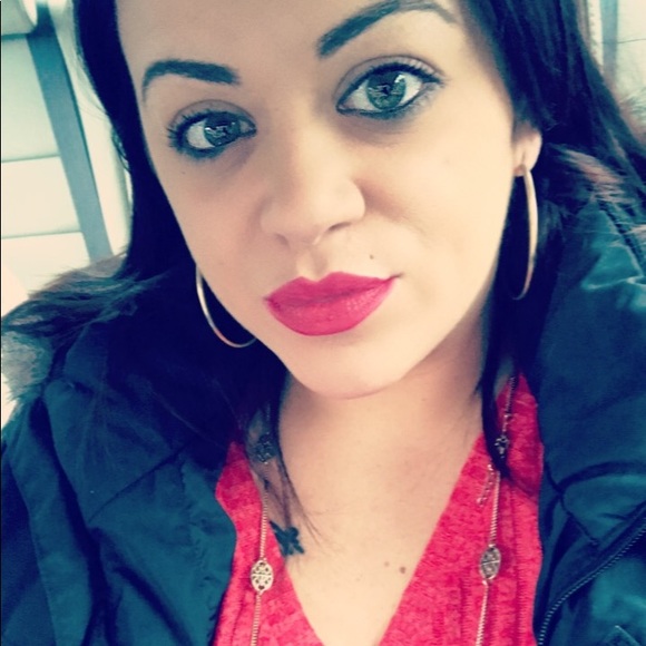 Profile Picture of Nicole Pohida (@nikkinikkkk) on Poshmark