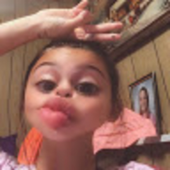 Profile Picture of Isabella Urso (@reaandbella) on Poshmark