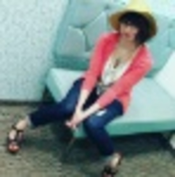 Profile Picture of Meredith Van laar (@princesarah) on Poshmark