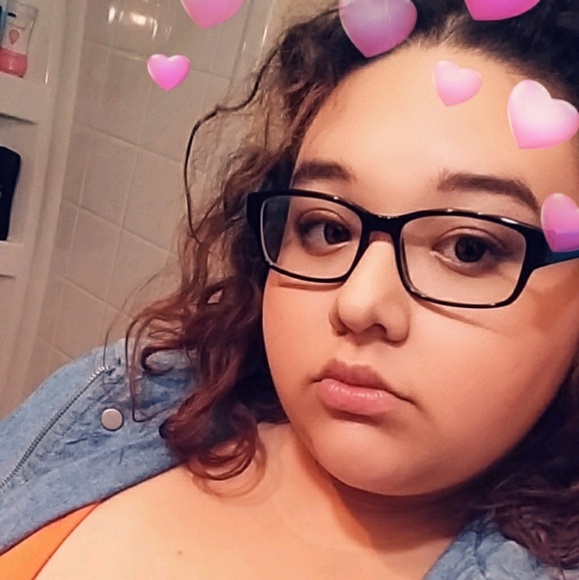 Profile Picture of Yvette Barsano (@yvettez16) on Poshmark