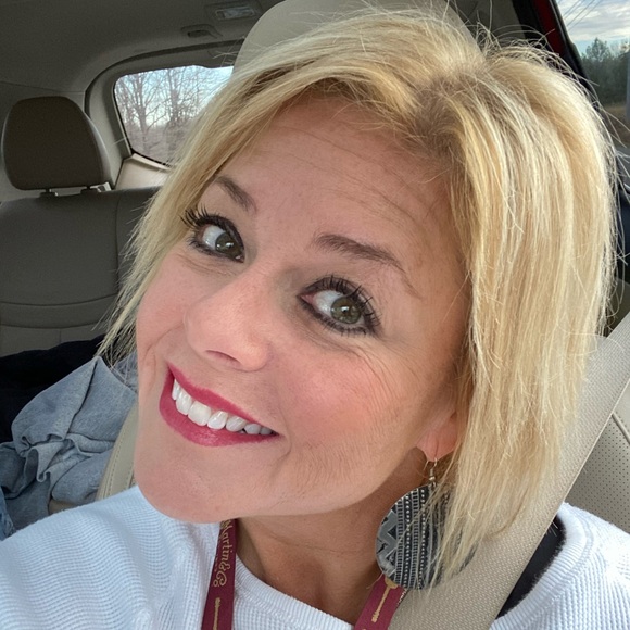Profile Picture of Rose Coates (@rmcoates72) on Poshmark