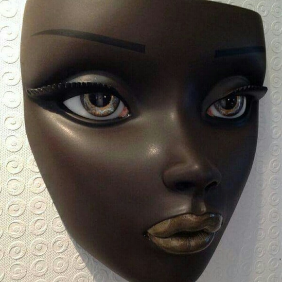 Profile Picture of Devin Dozier (@ashebeauty) on Poshmark