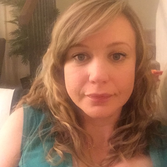 Profile Picture of Danielle Bleser (@ellemarie1) on Poshmark