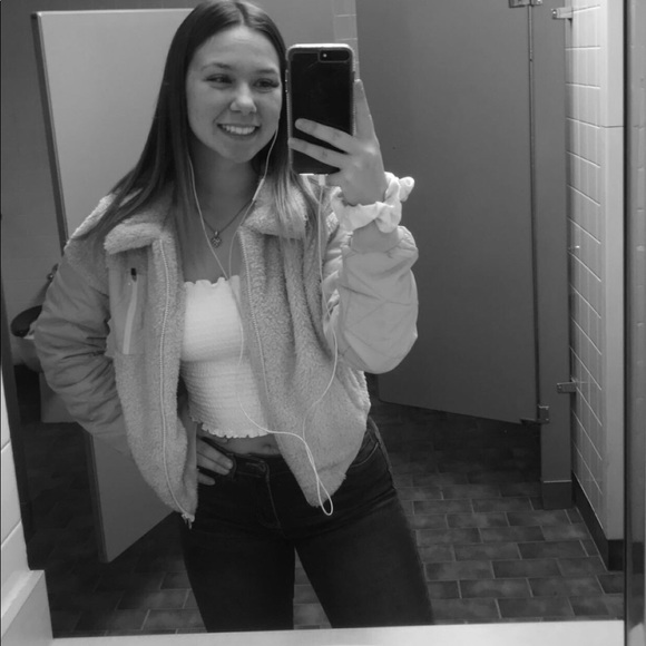 Profile Picture of Sarah Wiberg (@sarahwiberg) on Poshmark