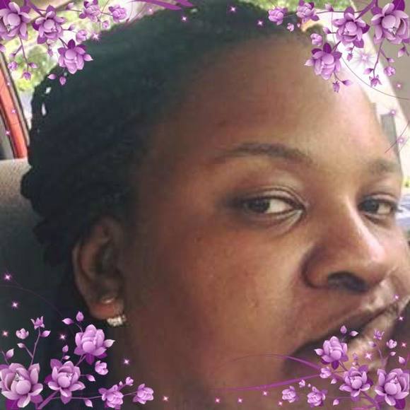 Profile Picture of Valinda Osborne (@vidashoe) on Poshmark