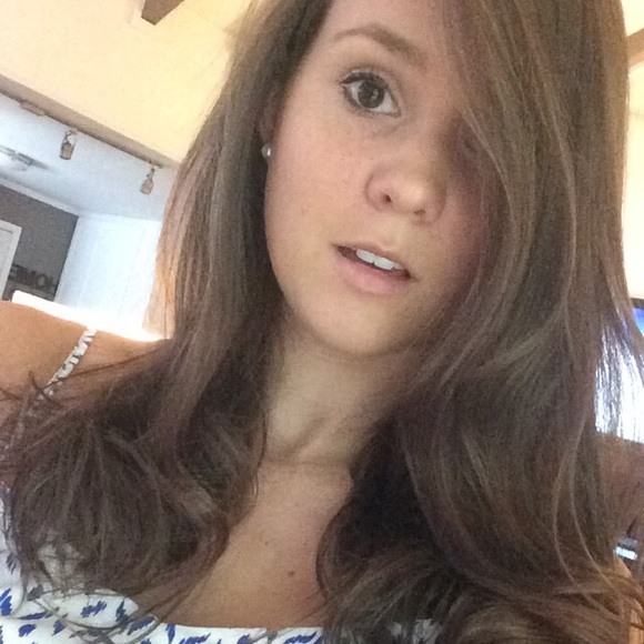 Profile Picture of Dannelly Hrynyk (@dannellymeigs) on Poshmark