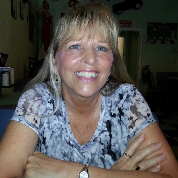 Profile Picture of Debbie Luckey (@ddlost) on Poshmark
